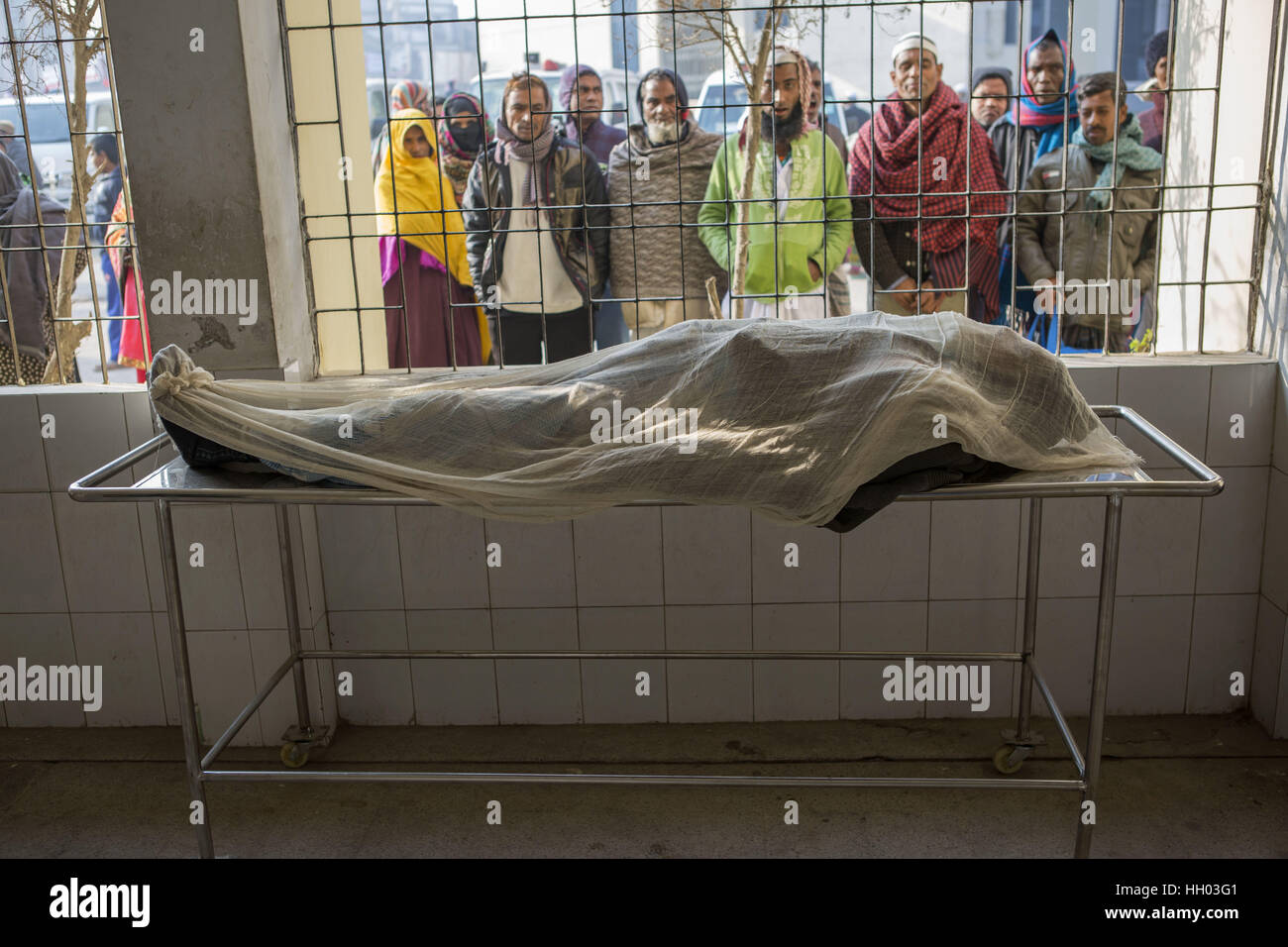 Gazipur, Dhaka, Bangladesh. 15 Jan, 2017. (NOTE DU RÉDACTEUR : Image représente la mort.) un corps mort d'un dévot qui est mort à cause de la diarrhée, alors que des centaines de fidèles admis à l'Hôpital général de Tongi les plaintes de la diarrhée, l'asthme, le froid, la toux et les vomissements. Les autorités de l'hôpital a ajouté l'utilisation des lits d'appoint alors qu'environ 50 équipes médicales travaillent autour de l'horloge d'offrir un traitement pour les dévots, gratuitement. Des milliers de fidèles n'obtiennent pas l'hébergement au principal lieu d'Ijtema, mais ils se rassemblent dans les régions voisines à l'extérieur de l'appareil principal. L'Bishwa Ijtema ou congrégation mondiale annuelle est un Tablig Banque D'Images