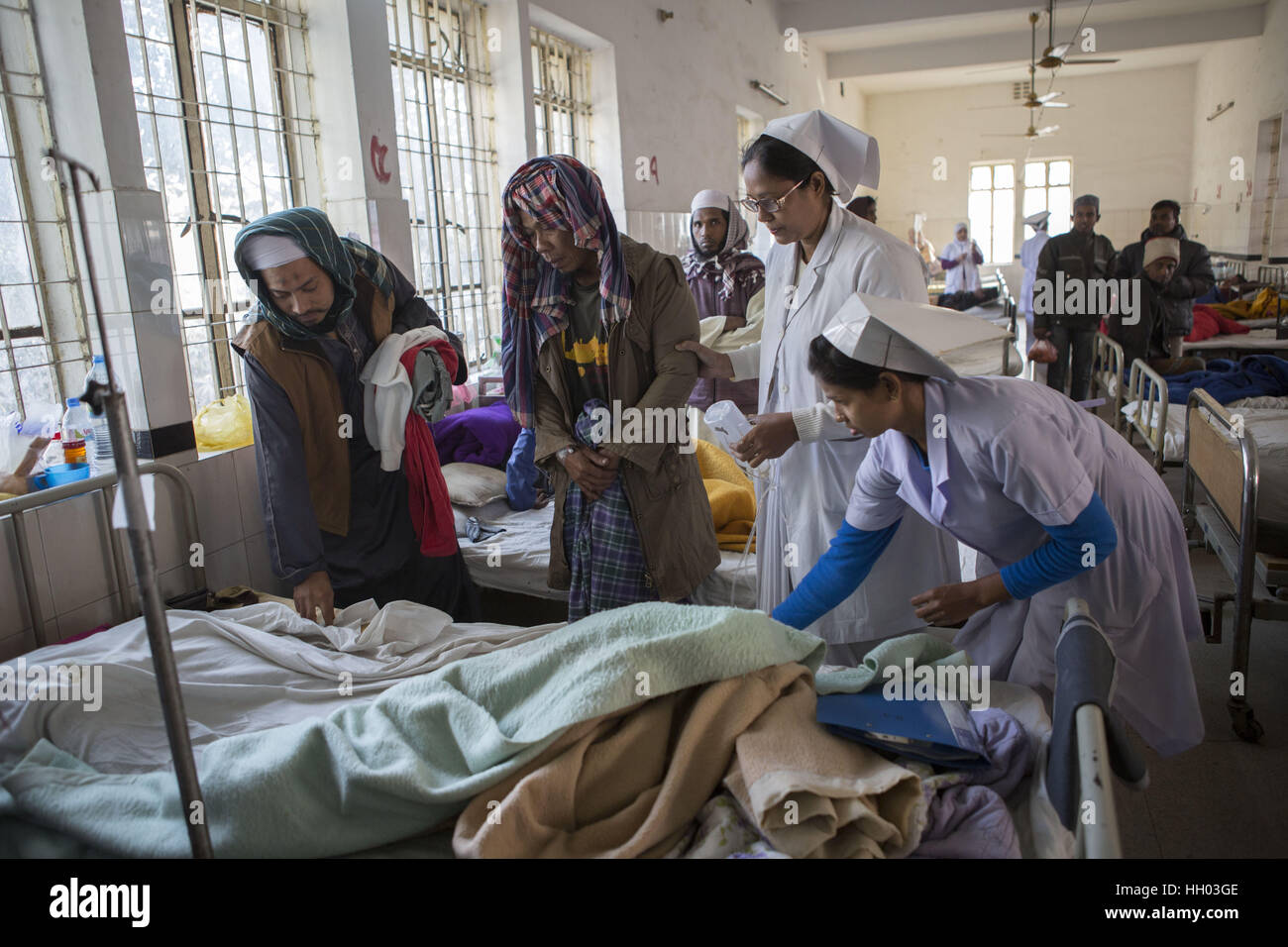Gazipur, Dhaka, Bangladesh. 15 Jan, 2017. Un dévot qui a admis à l'Hôpital général de Tongi les plaintes de la diarrhée tandis que d'autres centaines de fidèles admis avec les plaintes de la diarrhée, l'asthme, le froid, la toux et les vomissements. Les autorités de l'hôpital a ajouté l'utilisation des lits d'appoint alors qu'environ 50 équipes médicales travaillent autour de l'horloge d'offrir un traitement pour les dévots gratuitement.Des milliers de fidèles n'obtiennent pas l'hébergement au principal lieu d'Ijtema, mais ils se rassemblent dans les régions voisines à l'extérieur de l'appareil principal. L'Bishwa Ijtema ou congrégation mondiale annuelle est un Tablighi Jamaat Congrès Islamique Banque D'Images