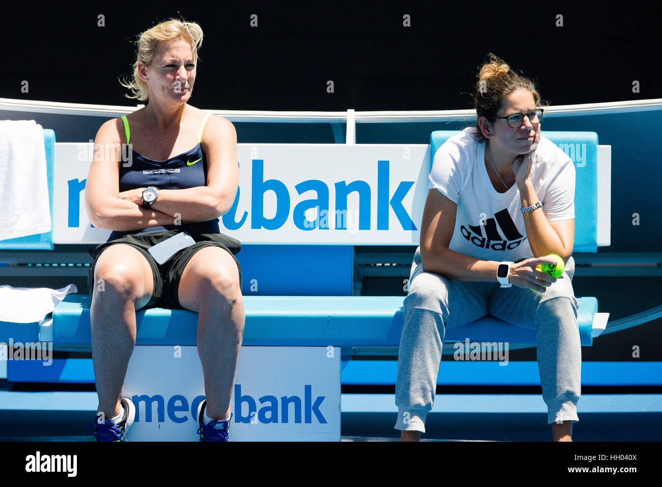 Melbourne, Australie. 15 janvier 2017. Barbara Rittner (li.), entraîneur de l'équipe de Fed Cup allemande et fitness coach Cathrin Junker durant une pratique à partir de la numéro un mondial, Angelique Kerber, au cours de l'Open d'Australie 2017 à Melbourne Park, Melbourne, Australie. Crédit : Frank Molter/Alamy Live News Banque D'Images