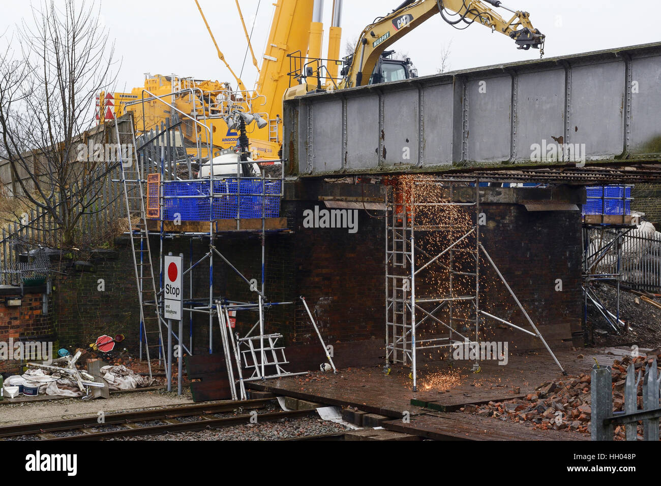 Chester, Royaume-Uni. 15 janvier 2017. Suppression de la dernière partie d'un ancien pont de chemin de fer sur Brook Lane sur la ligne Wirral Merseyrail à Chester, UK ©Andrew Paterson / Alamy Live News Banque D'Images