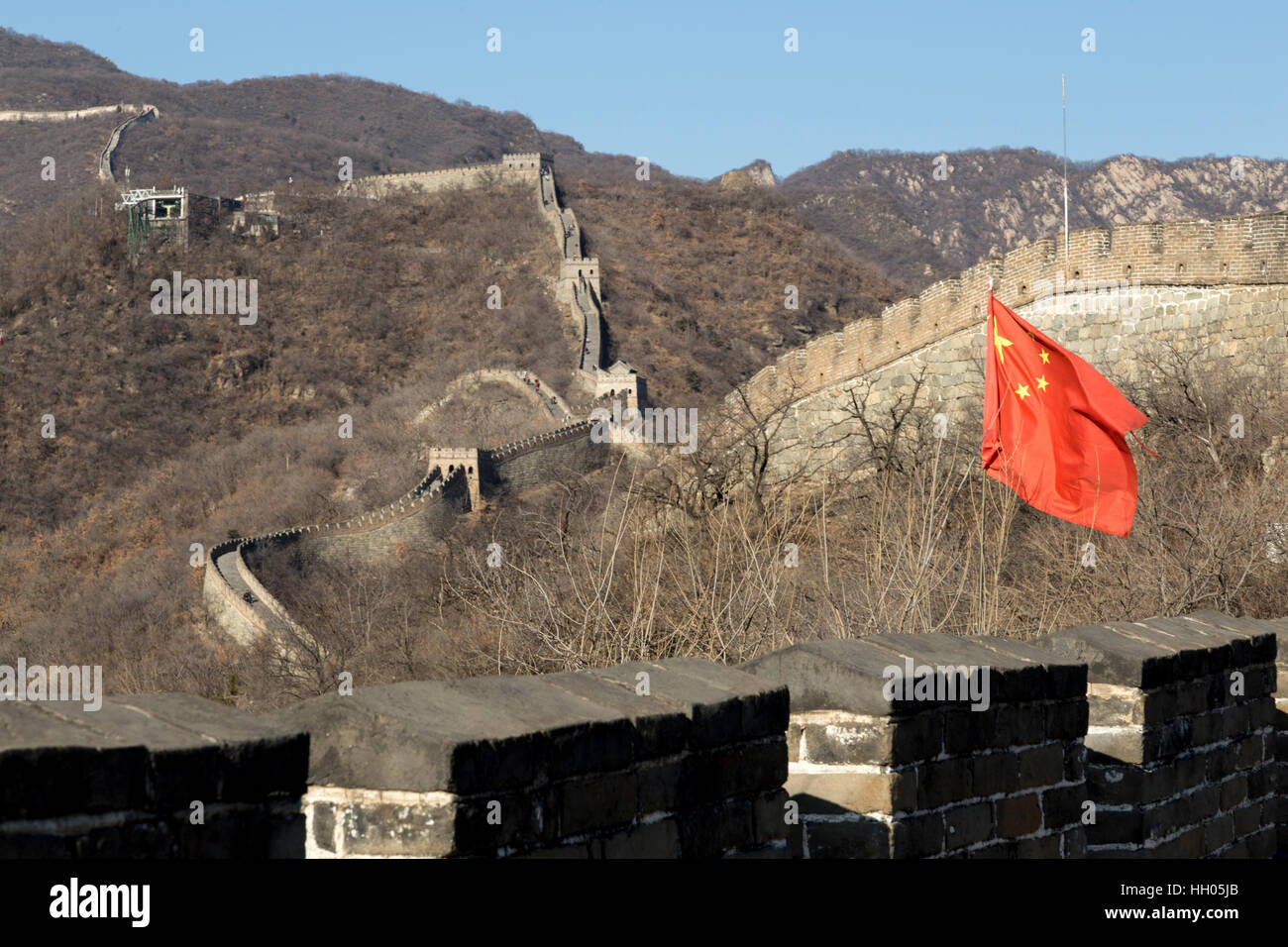 https://c8.alamy.com/compfr/hh05jb/drapeau-en-grande-muraille-de-chine-hh05jb.jpg