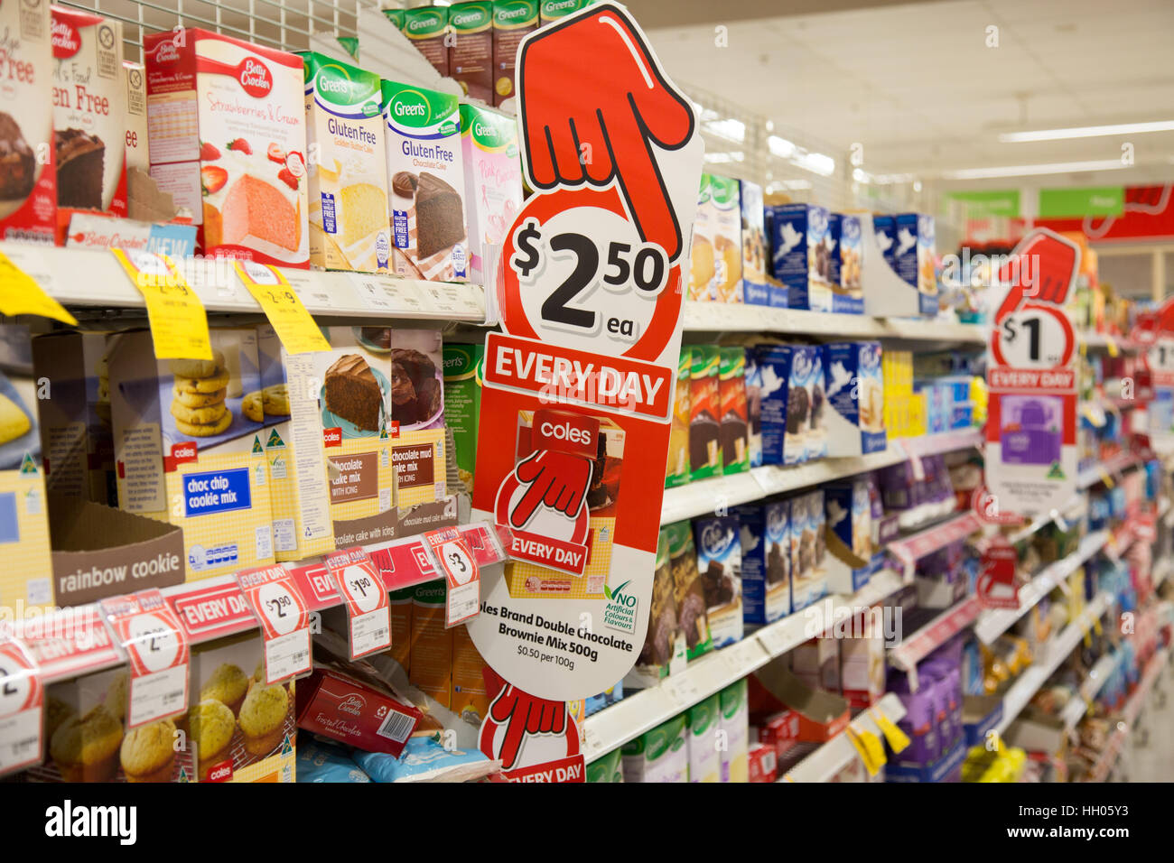 Étagères de supermarché Coles dans un magasin à Sydney, en Australie avec des prix alimentaires plus bas et signe avec le doigt rouge pour des prix plus bas Banque D'Images