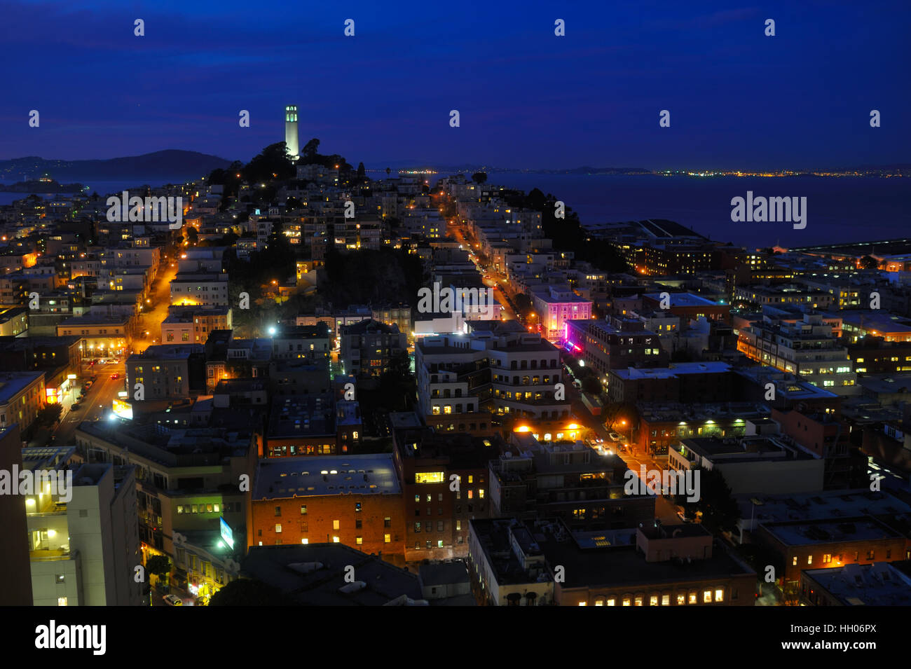 Coit Tower et l'île d'Alcatraz au crépuscule, San Francisco CA Banque D'Images