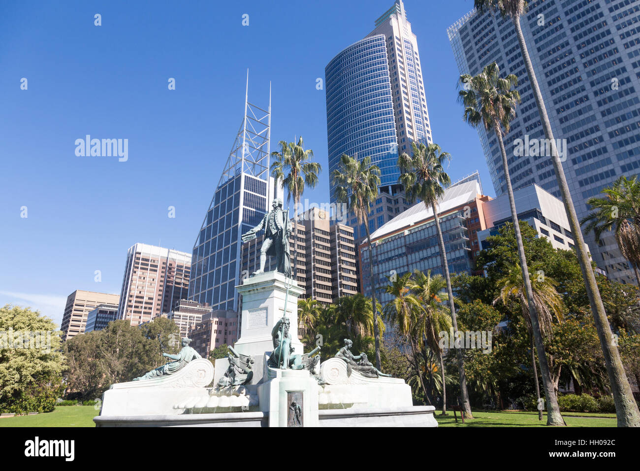 Sydney Royal Botanic Gardens et statue de premier gouverneur Arthur Phillip, le centre-ville de Sydney, Australie avec des bureaux de la ville moderne Banque D'Images