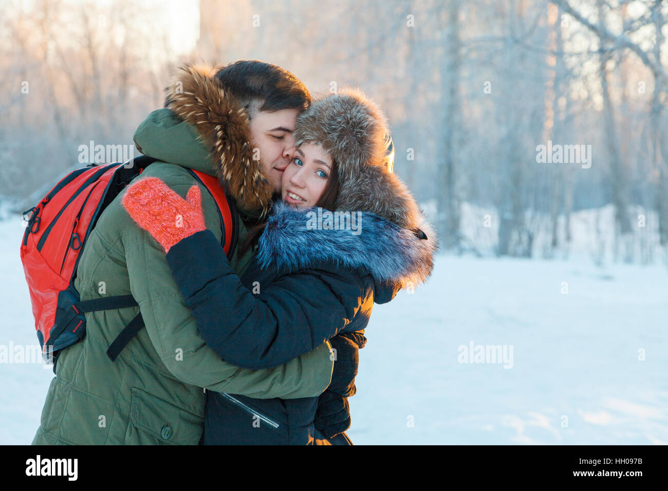 Jeune couple resting in park Banque D'Images