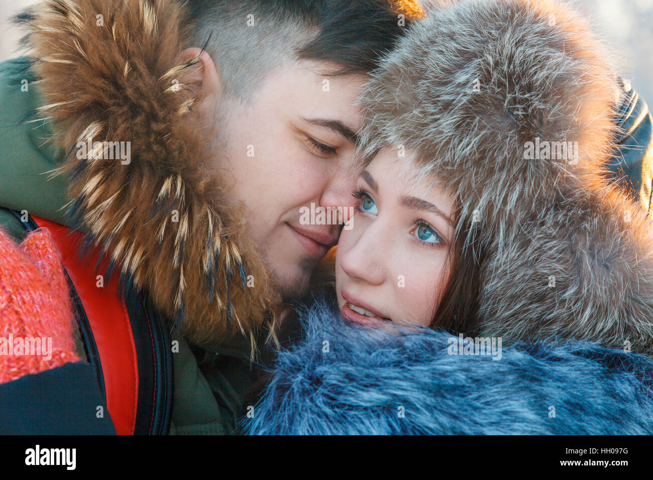 Jeune couple resting in park Banque D'Images