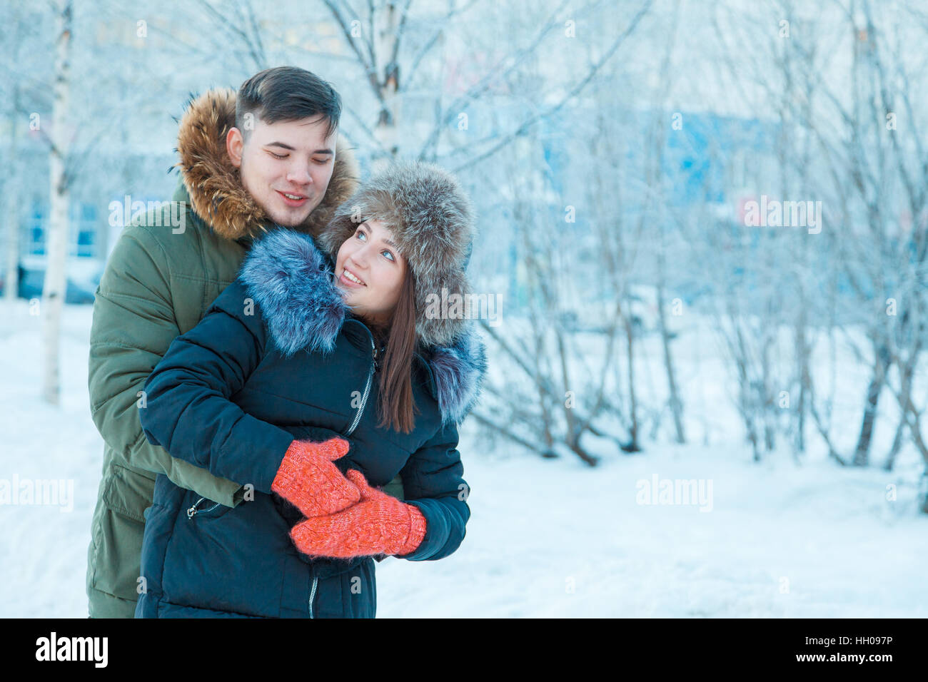 Jeune couple resting in park Banque D'Images