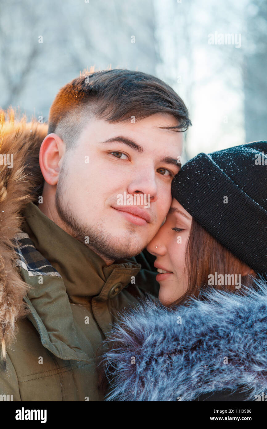 Jeune couple resting in park Banque D'Images