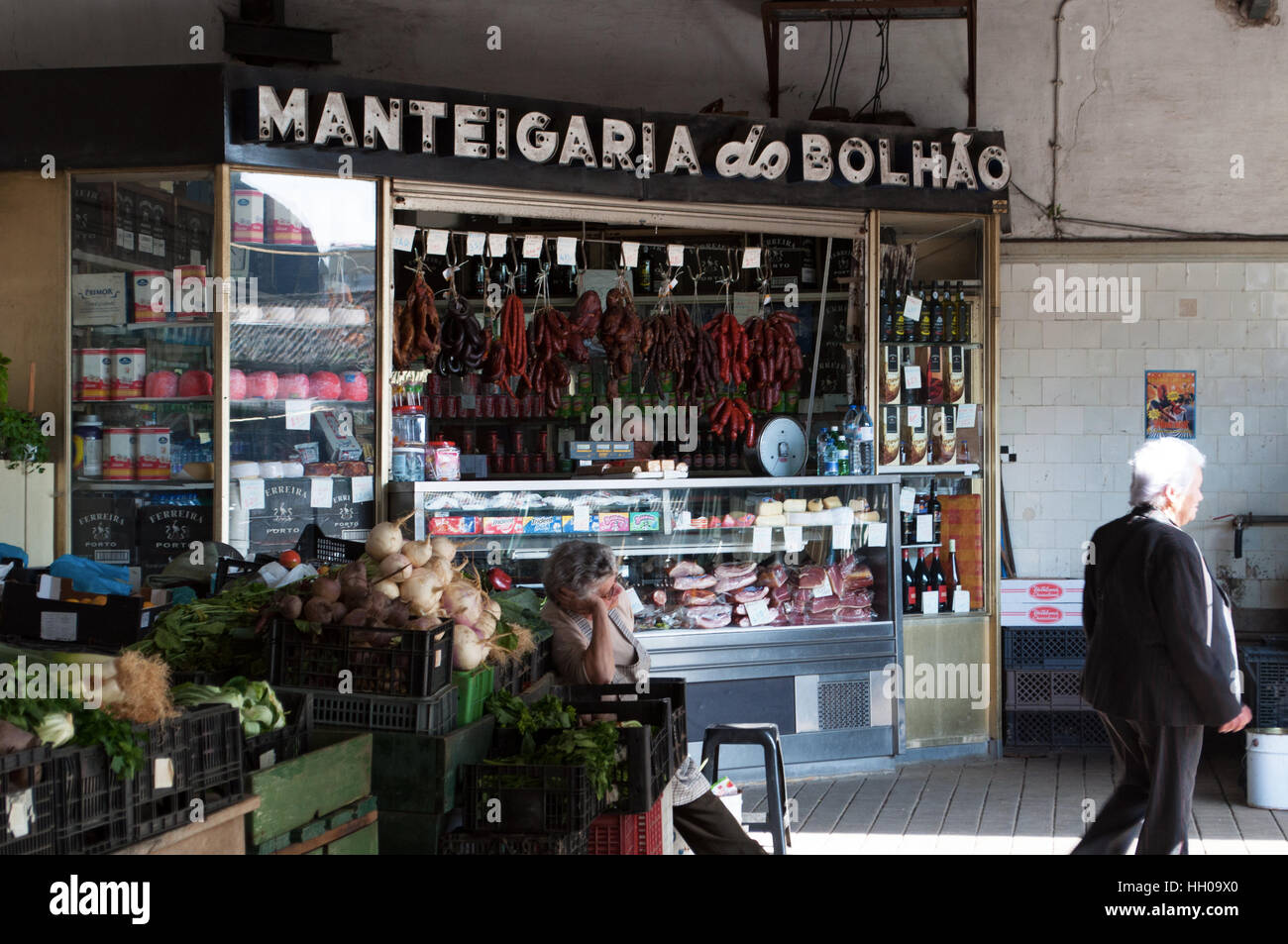 Porto : un stand de viande séchée appelée n'Manteigaria au vieux Bolhão marché Bolhao, ouvert en 1914, un grand marché intérieur-extérieur Banque D'Images