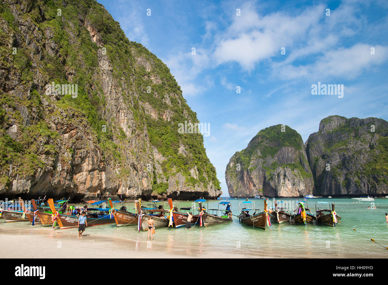 KRABI, THAÏLANDE - DEC 4, 2015 : bateaux à longue queue pour les touristes sont amarrés le long de la plage de Maya qui est la principale attraction touristique de l'île Phi Phi. Banque D'Images