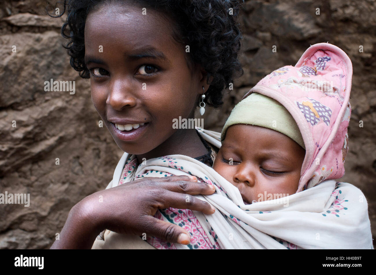 Le temple de Yeha à Tigray, musée, l'Éthiopie. Une fille bat sa sœur dans le village de Yeha, à côté des ruines de la célèbre temple. Le Temple Yeha Banque D'Images