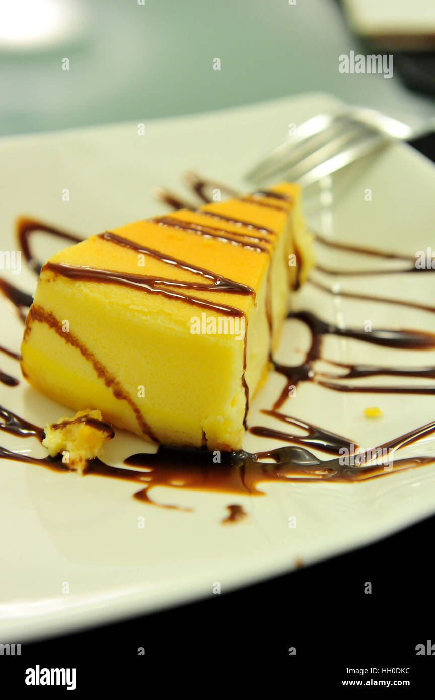 Gâteau au fromage de New York avec une sauce au chocolat Banque D'Images