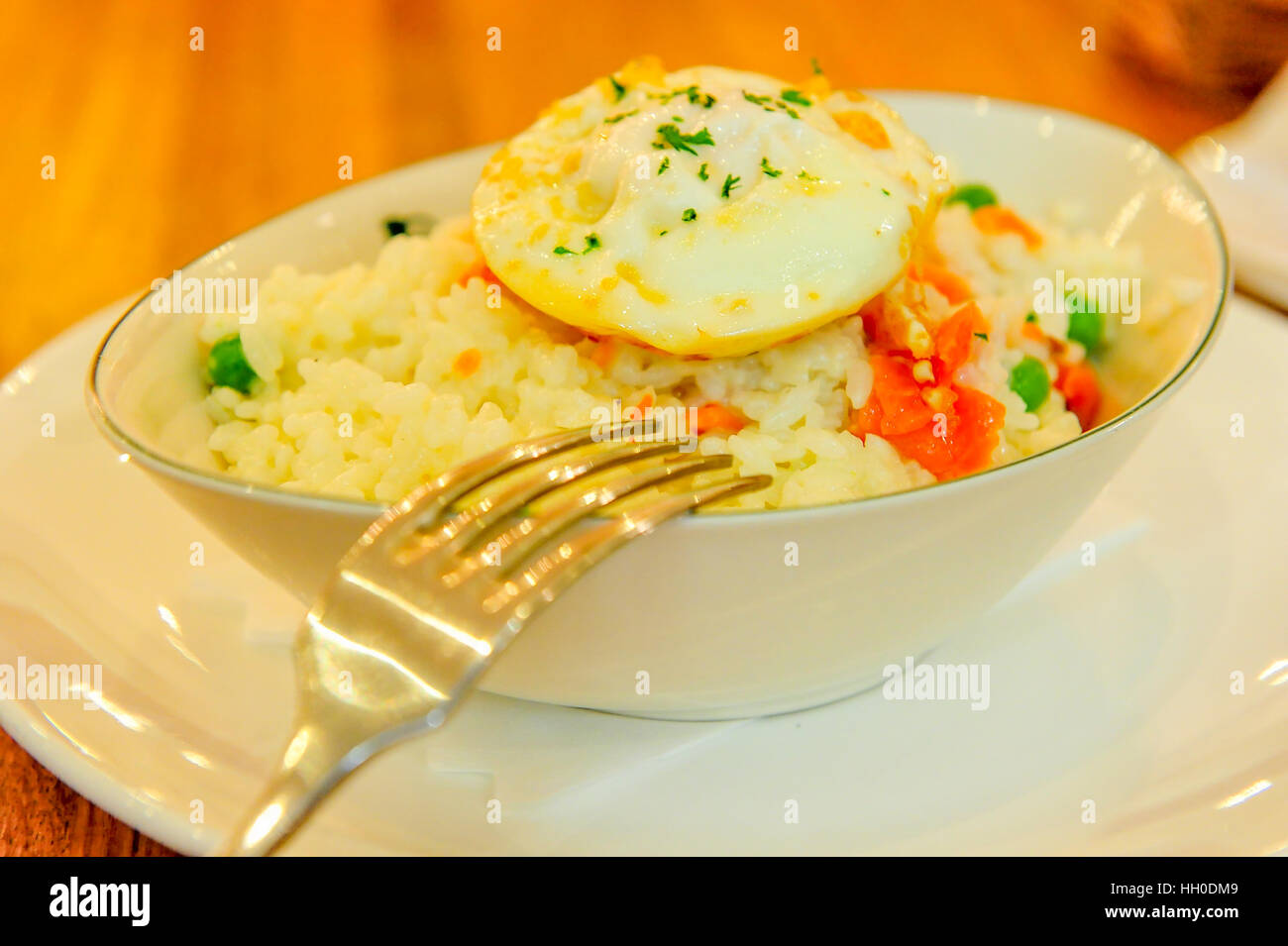 Riz frit avec des oeufs au plat, une cuisine chinoise Banque D'Images