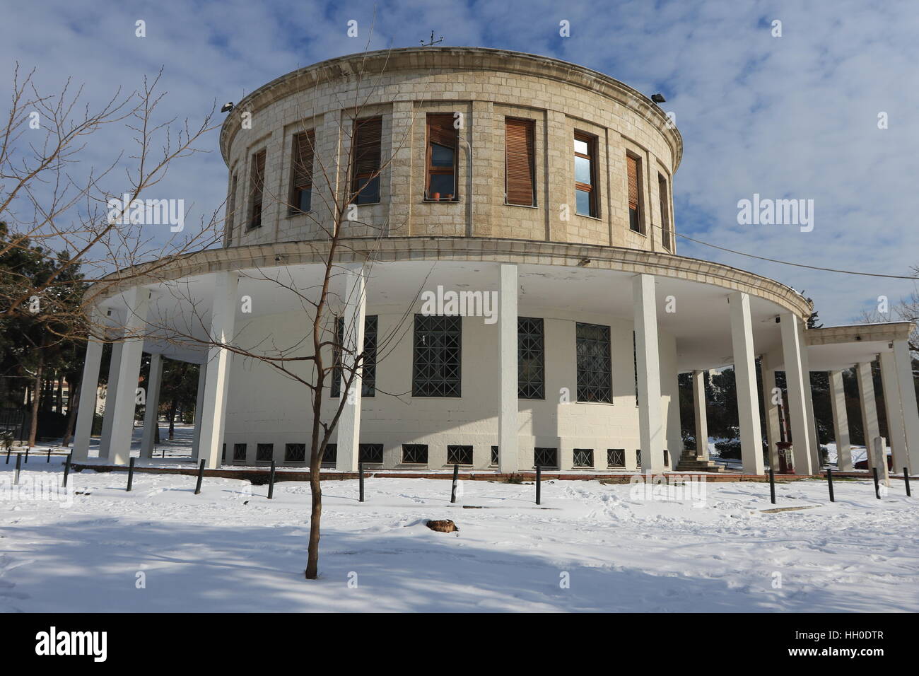 L'observatoire météorologique de l'Université Aristote de Thessalonique sous la neige. Banque D'Images