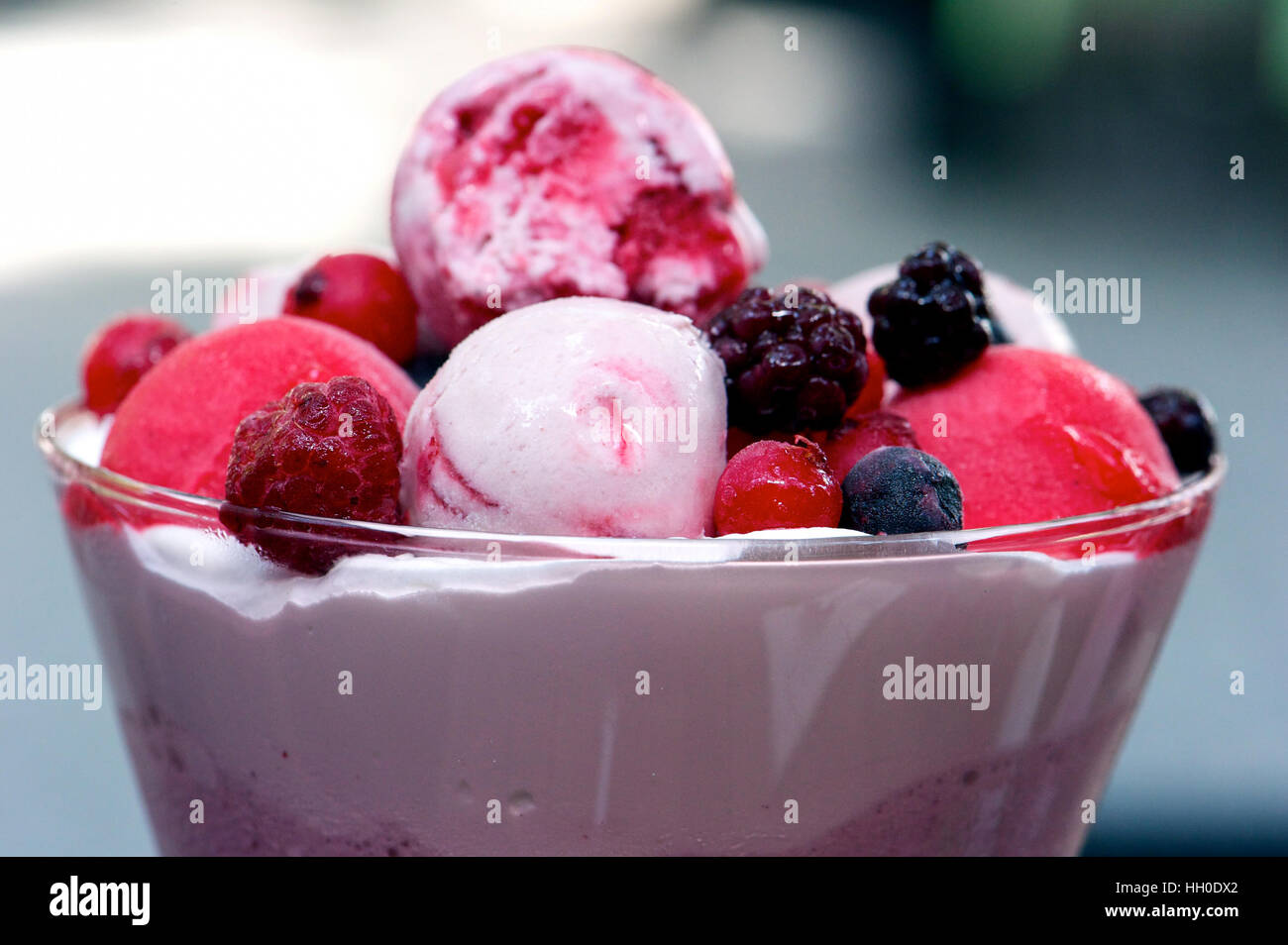 Close-up libre de glace à la fraise fondue Banque D'Images