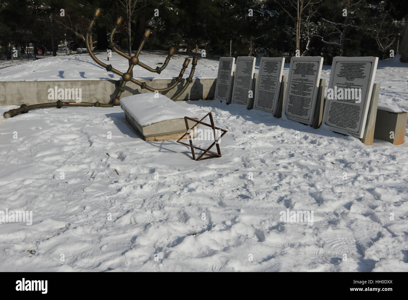 Le monument en mémoire de l'ancien cimetière juif de Thessalonique, sous la neige, à l'Université Aristote de Thessalonique. Banque D'Images