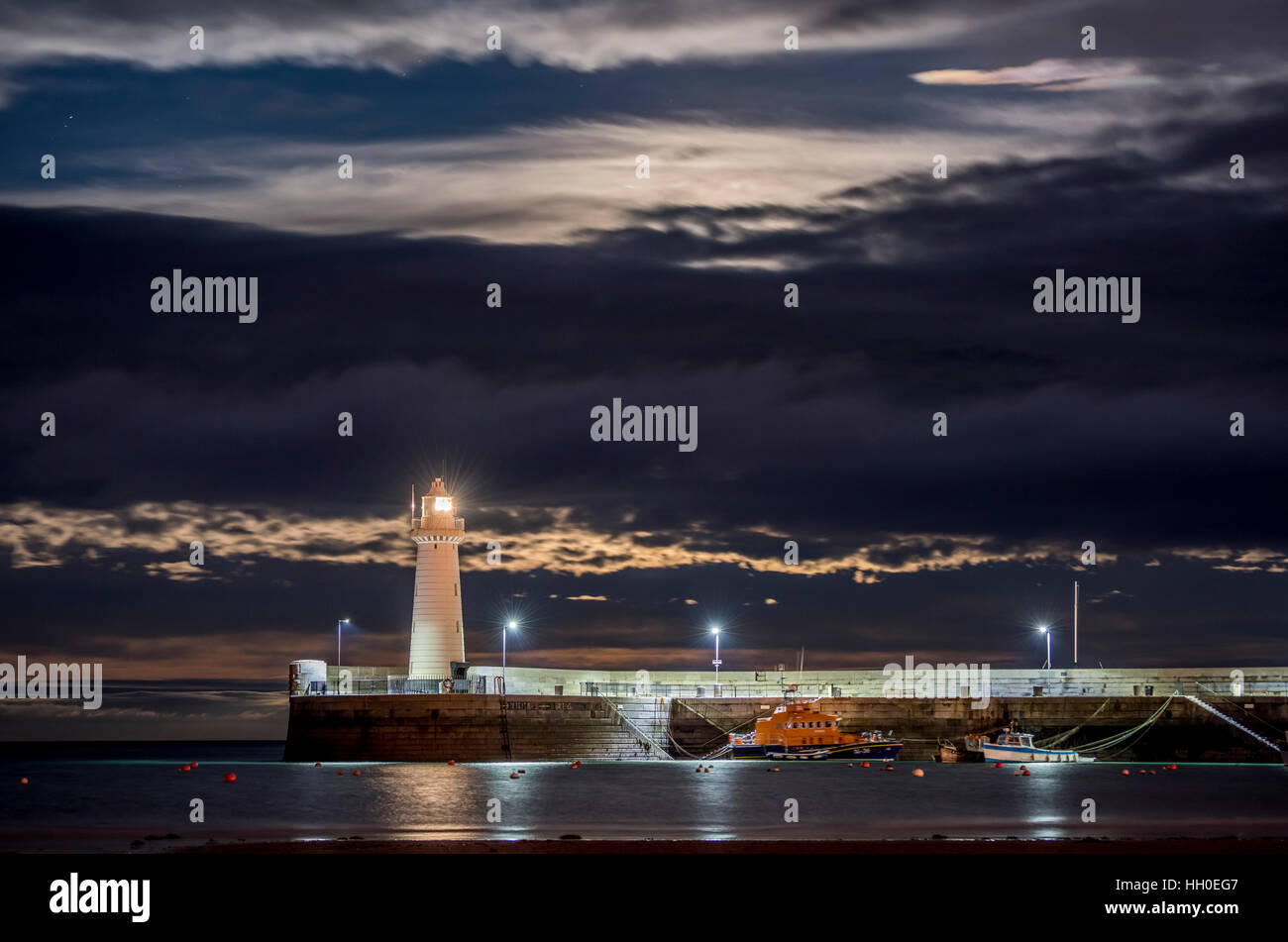 Donaghadee phare de nuit avec des nuages éclairés par la lune Banque D'Images