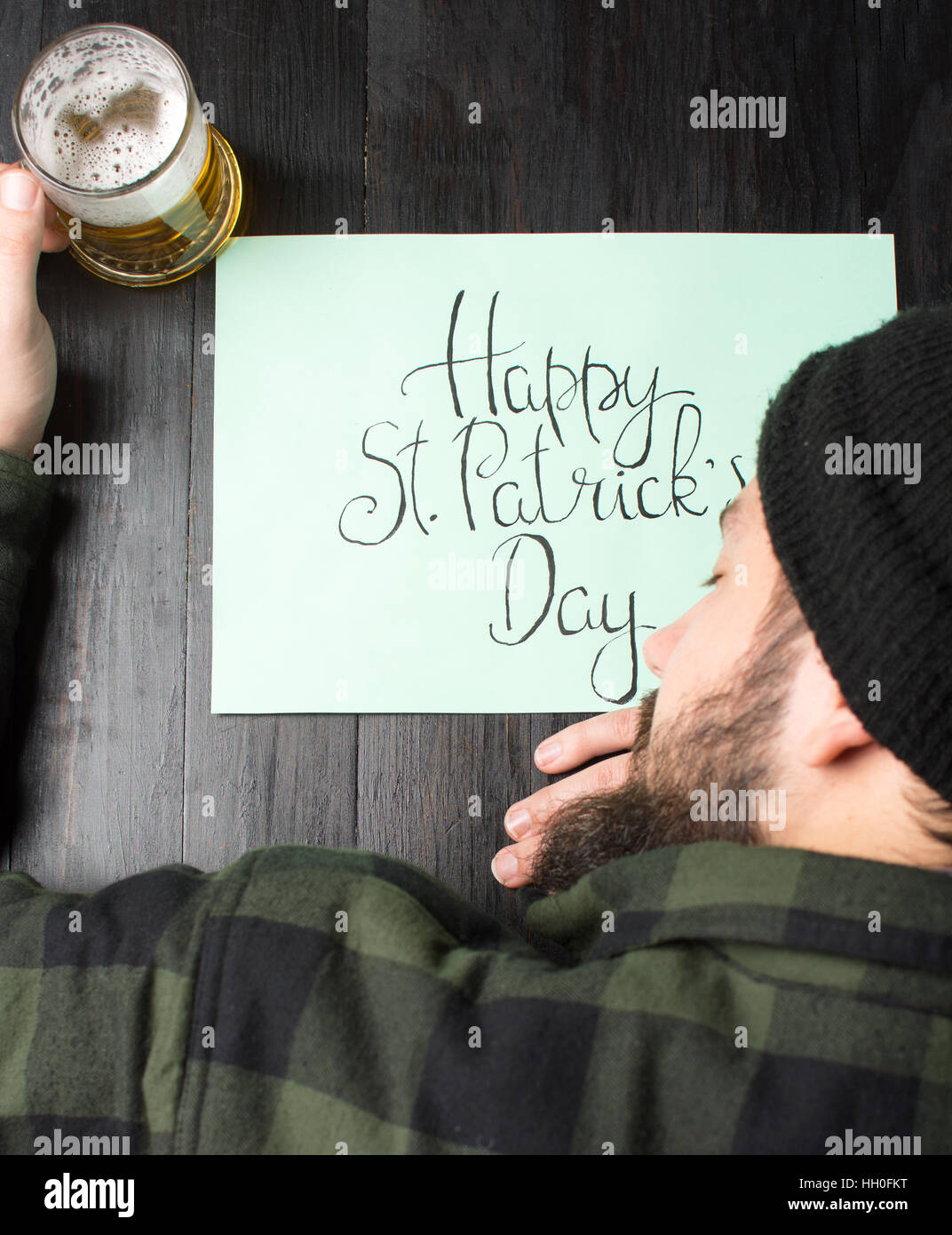 L'homme de dormir sur une table lors d'St Patricks day celebration Banque D'Images