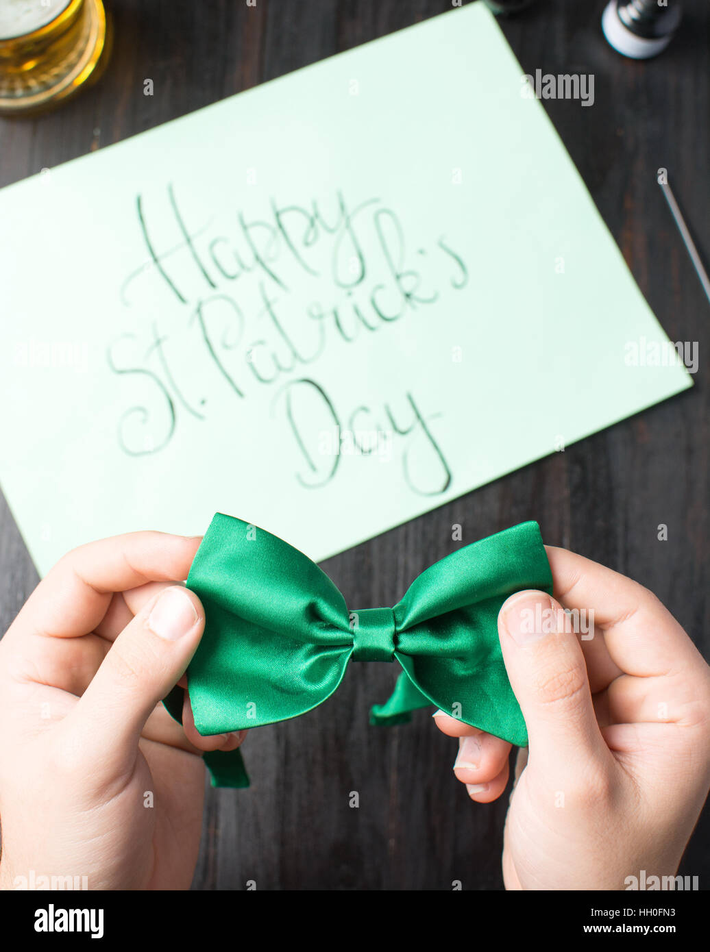 Man holding green Bow tie pour la préparation de la fête de la St Patrick Banque D'Images