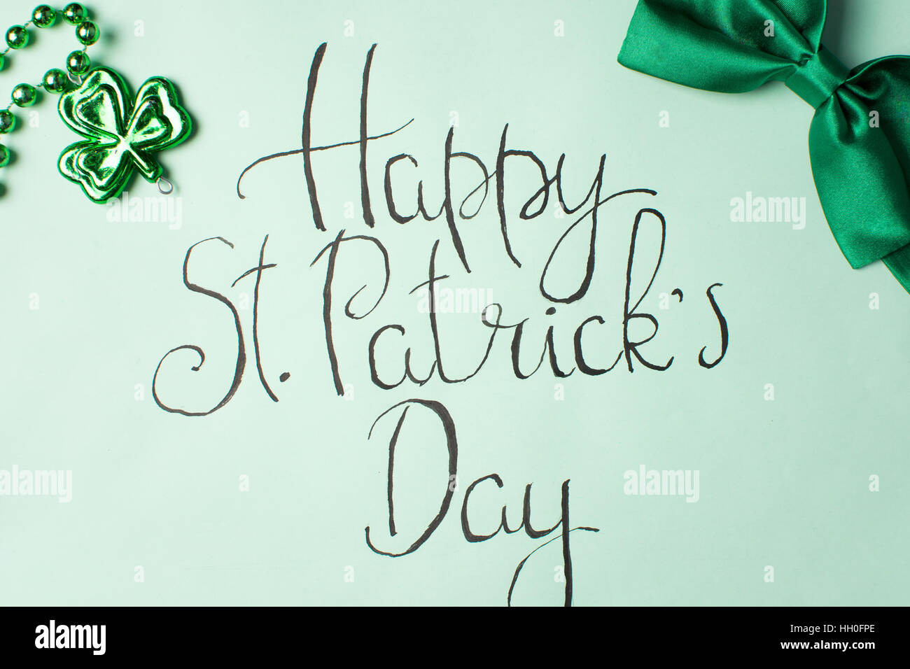 Happy St Patrick day carte calligraphie et accessoires vert Banque D'Images