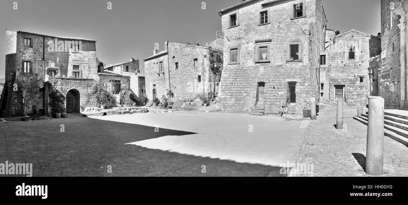 Civita di Bagnoregio, Italie - 17 mars 2014 : place principale de la ville au cours de la matinée. Chaque bâtiment est devenu un peu gastronomie boutique, pub ou restau Banque D'Images