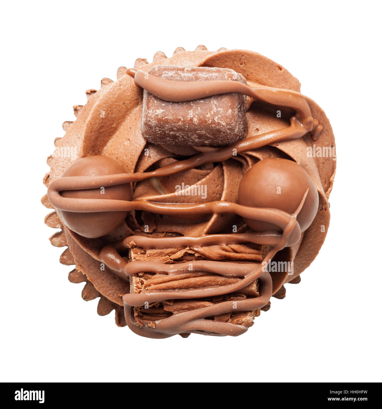 Un petit gâteau au chocolat sur un fond blanc Banque D'Images