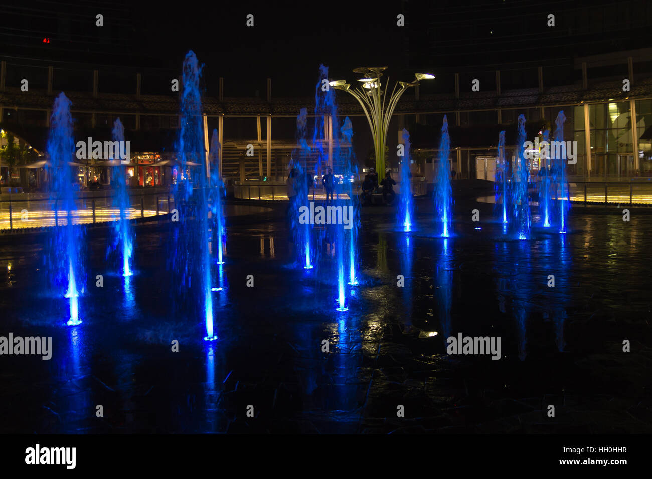 MILAN, ITALIE - 30 octobre 2016 : financial district Vue de nuit. L'eau des fontaines illuminées. Les gratte-ciel modernes dans Gae Aulenti square. La banque Unicredit à Banque D'Images