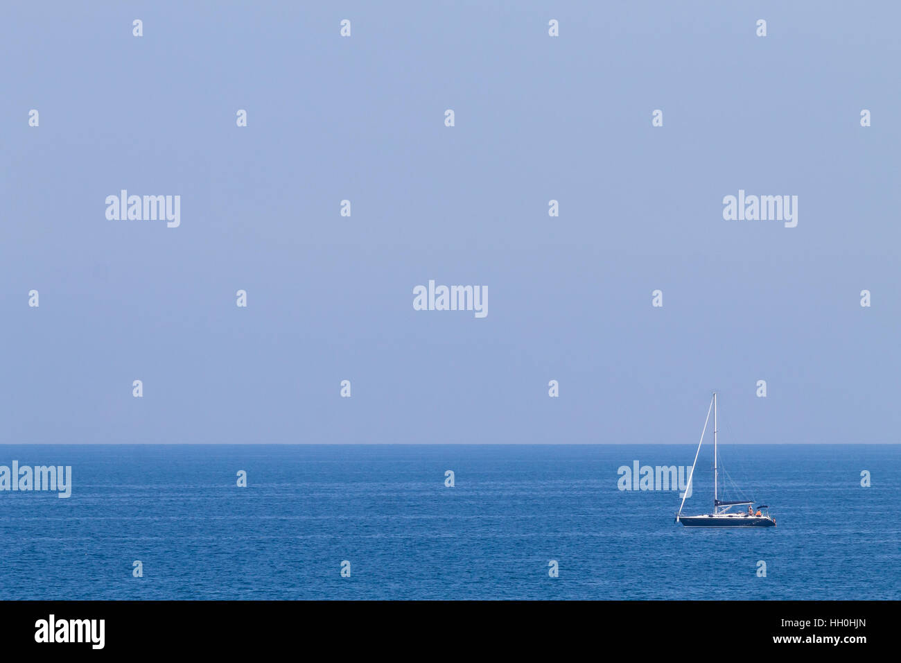Bateau isolé sur l'océan, l'horizon sur l'arrière-plan. Paysage minimal. Voyage reposant Banque D'Images