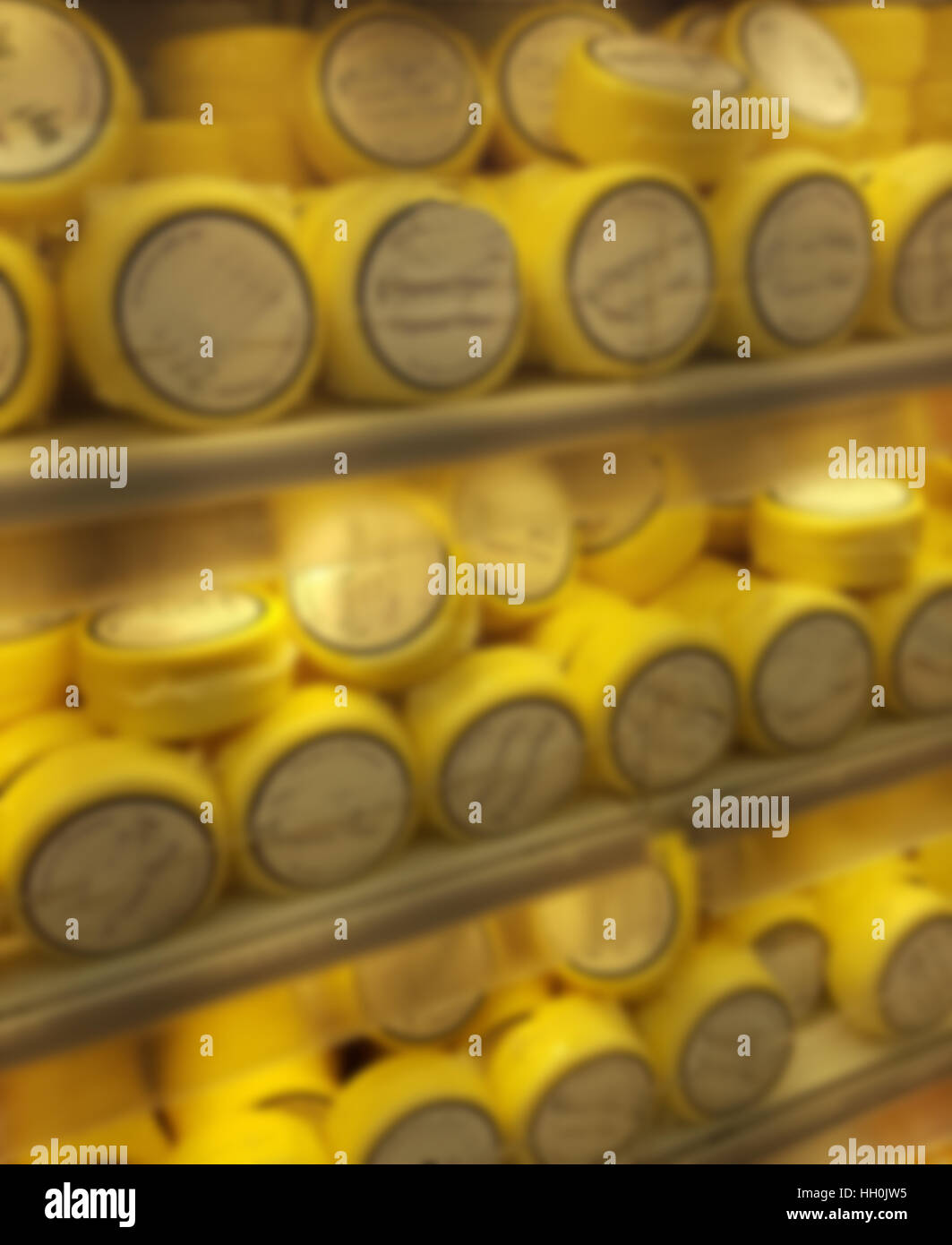 Image floue de fromages produits au supermarché pour la vente sur des étagères de magasin Banque D'Images