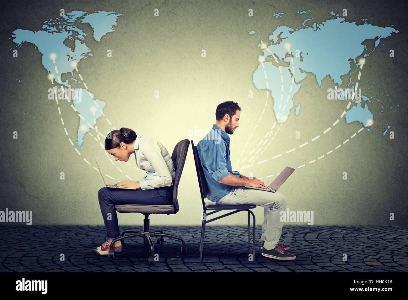 Les techniques modernes de communication web connection idée. Young woman sitting on chair à l'aide d'un ordinateur portable connecté à internet navigation Banque D'Images