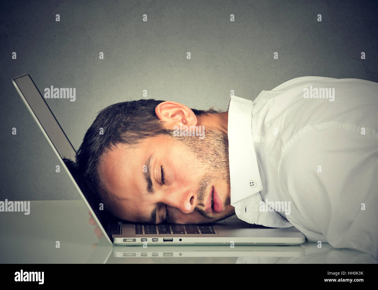 Business man sleeping sur son ordinateur portable dans son bureau Banque D'Images