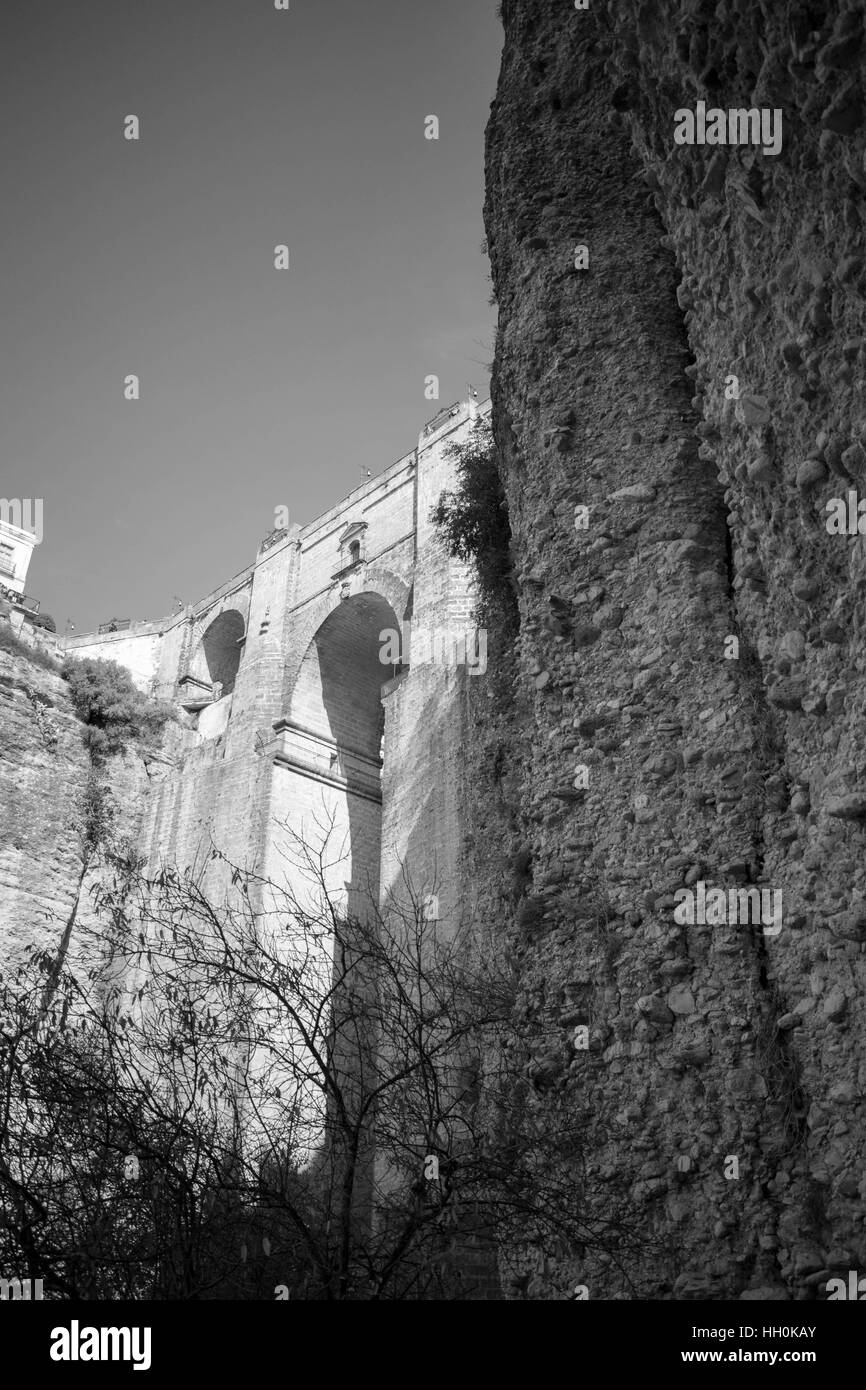 Une photo prise à la base du pont, à Ronda, Espagne Banque D'Images