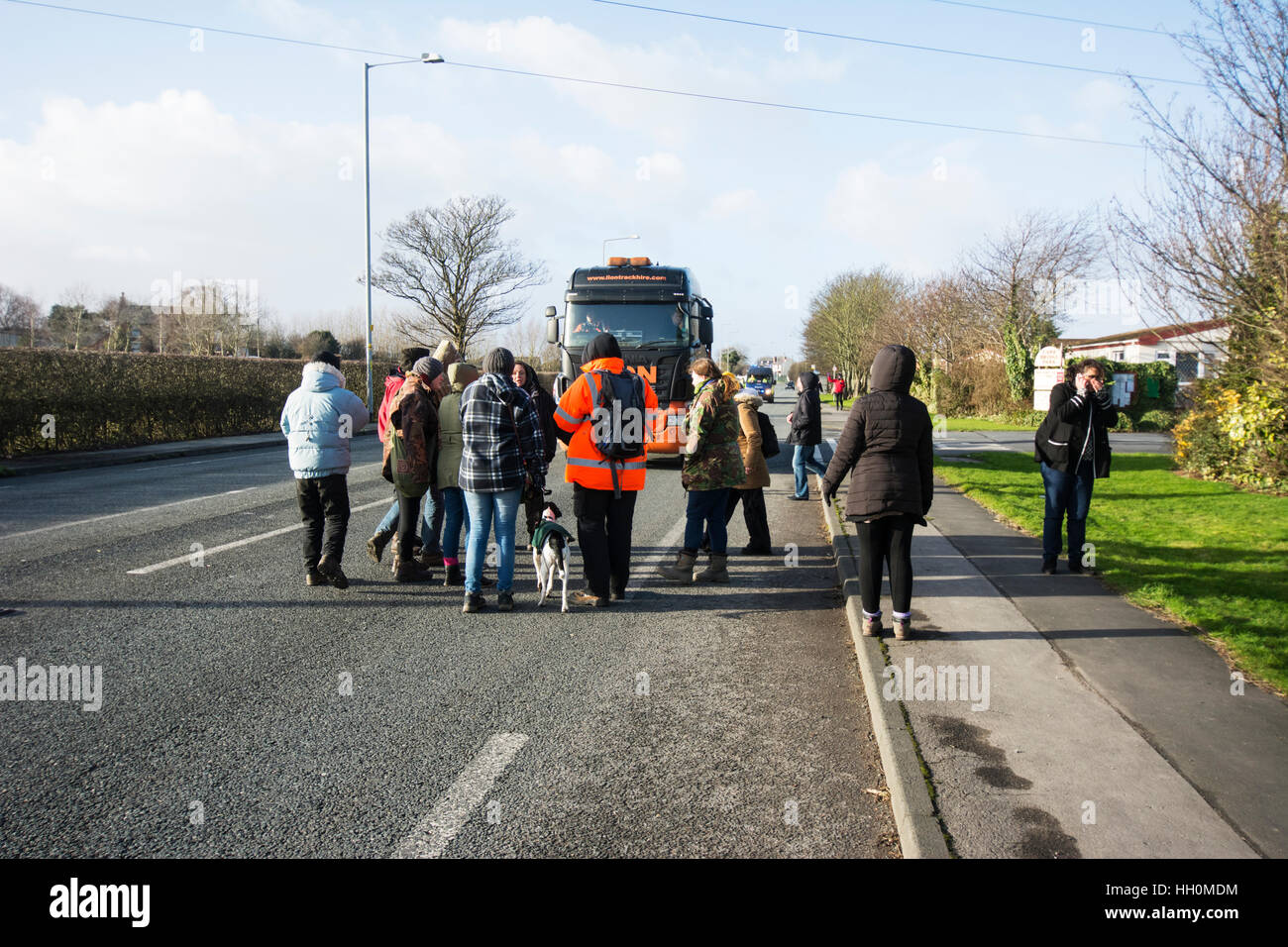 Protestation contre la fracturation hydraulique à la Cuadrilla Preston New Road shalegas site à peu près de Plumpton Blackpool. La police a fermé la voie. Banque D'Images