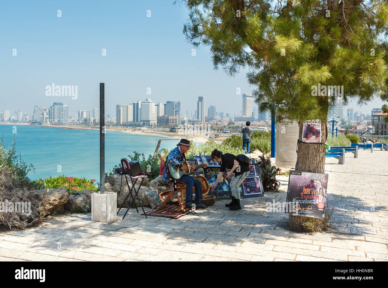 JAFFA, Tel-Aviv, Israël- 4 avril 2016 : Isralian musicien guitare jouer de la guitare sur Shir Nash haut de la vieille ville de Jaffa en vue dans un bâtiment moderne de Tel Aviv Banque D'Images