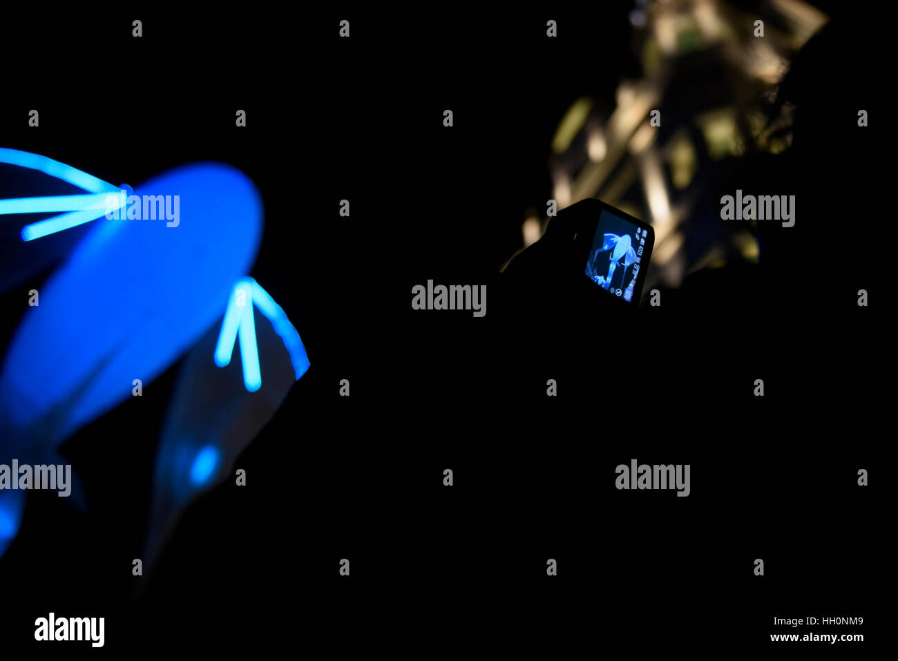 La prise de photo avec des visiteurs de la mobile 'Les Luminéoles" par Art group porté par le vent, la lumière Lumiere Festival, Londres Banque D'Images