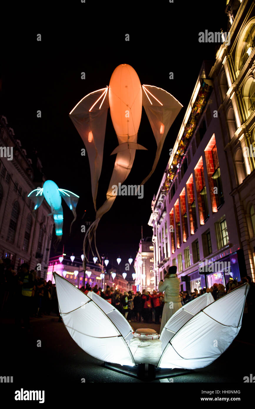 L'odeur de poisson allumé kites - 'Les Luminéoles" par Art group porté par le vent, la lumière Lumiere Festival, Londres Banque D'Images