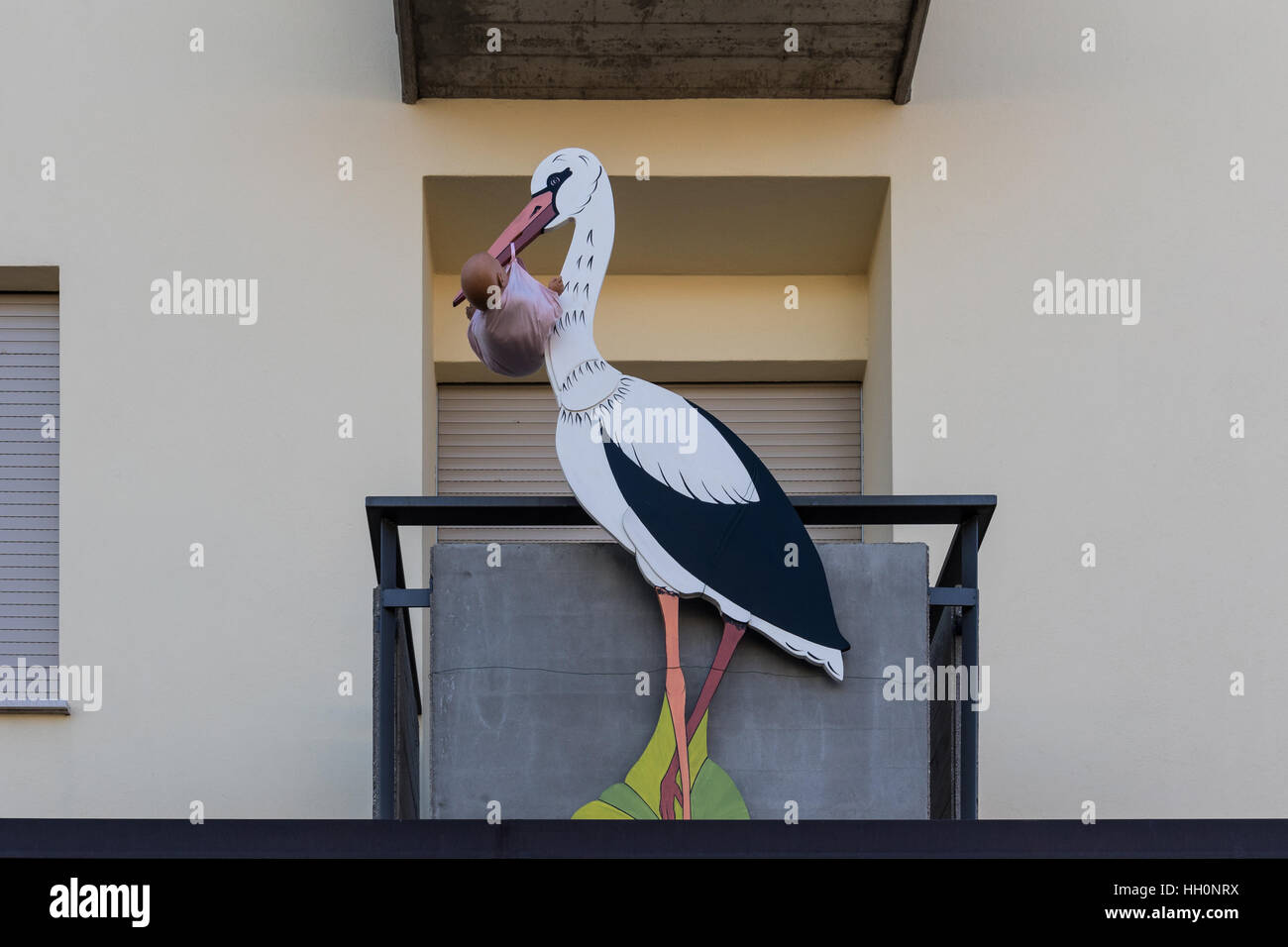 Stork figure portant un bébé, signe pour bébé nouveau-né Banque D'Images