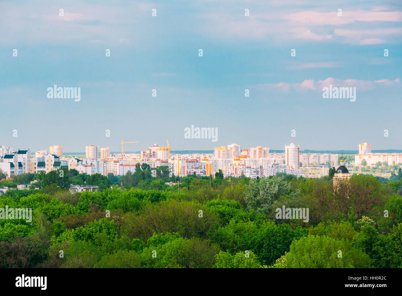 Gomel, Bélarus. Vue de dessus de nouveaux bâtiments à étages résidentiel à Volotova District. Paysage urbain pittoresque vert vif avec des couronnes d'arbres dans le parc ancien Banque D'Images