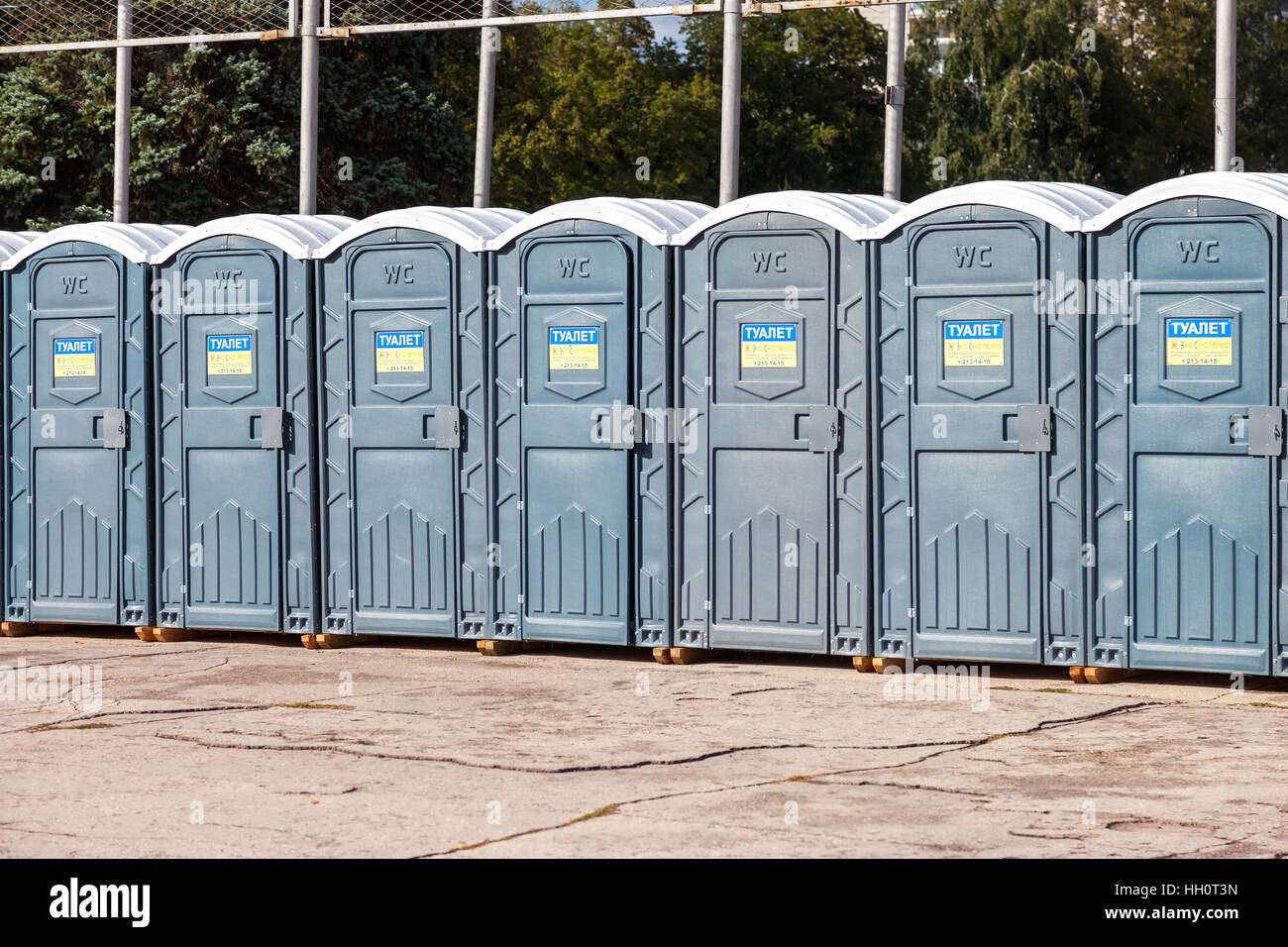 Toilettes publiques mobiles à la rue de ville en été journée ensoleillée Banque D'Images