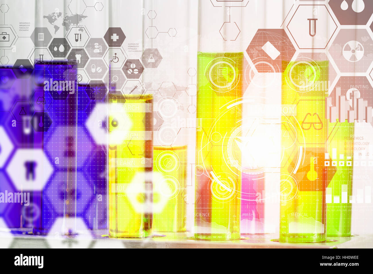 Image conceptuelle de tubes à essai avec un liquide coloré en laboratoire scientifique. Banque D'Images
