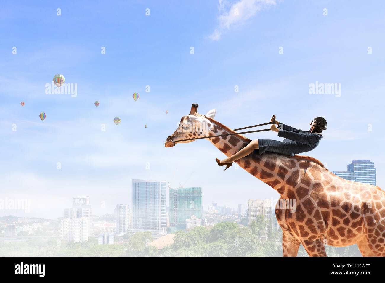 Jolie jeune femme intrépide équitation animaux girafe Banque D'Images
