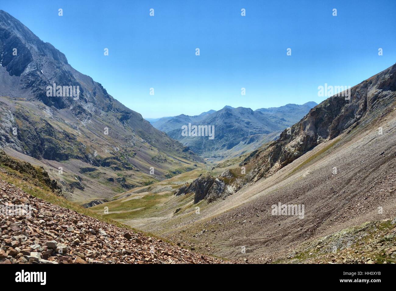 L'Espagne, vu depuis la frontière franco-espagnole au Col d'Arratille dans les Pyrénées. Banque D'Images