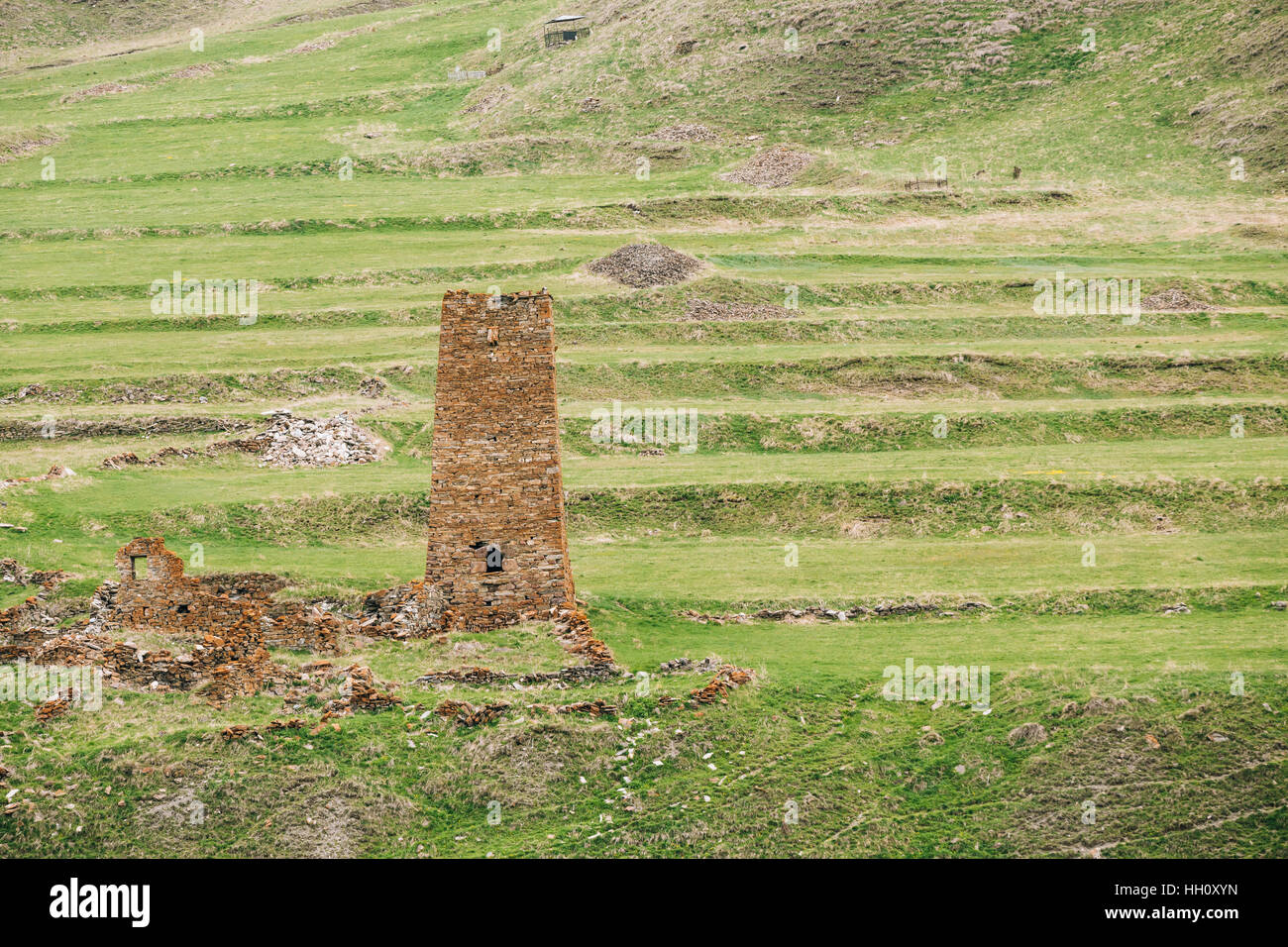 Ancienne Vieille Tour en pierre sur fond de montagne dans Chetoyta Zakagori (Village), Kazbegi district, région de Mtskheta-Mtianeti, Géorgie. Printemps Été, Banque D'Images