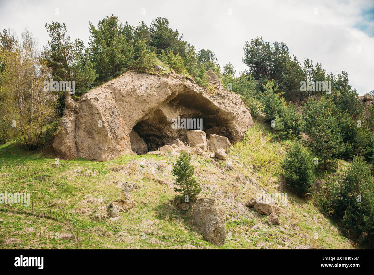 Dans les grottes de pierre ancienne vieille Village Sioni, Kazbegi district, région de Mtskheta-Mtianeti, Géorgie. Printemps ou Été. Lieux et monuments célèbres Banque D'Images