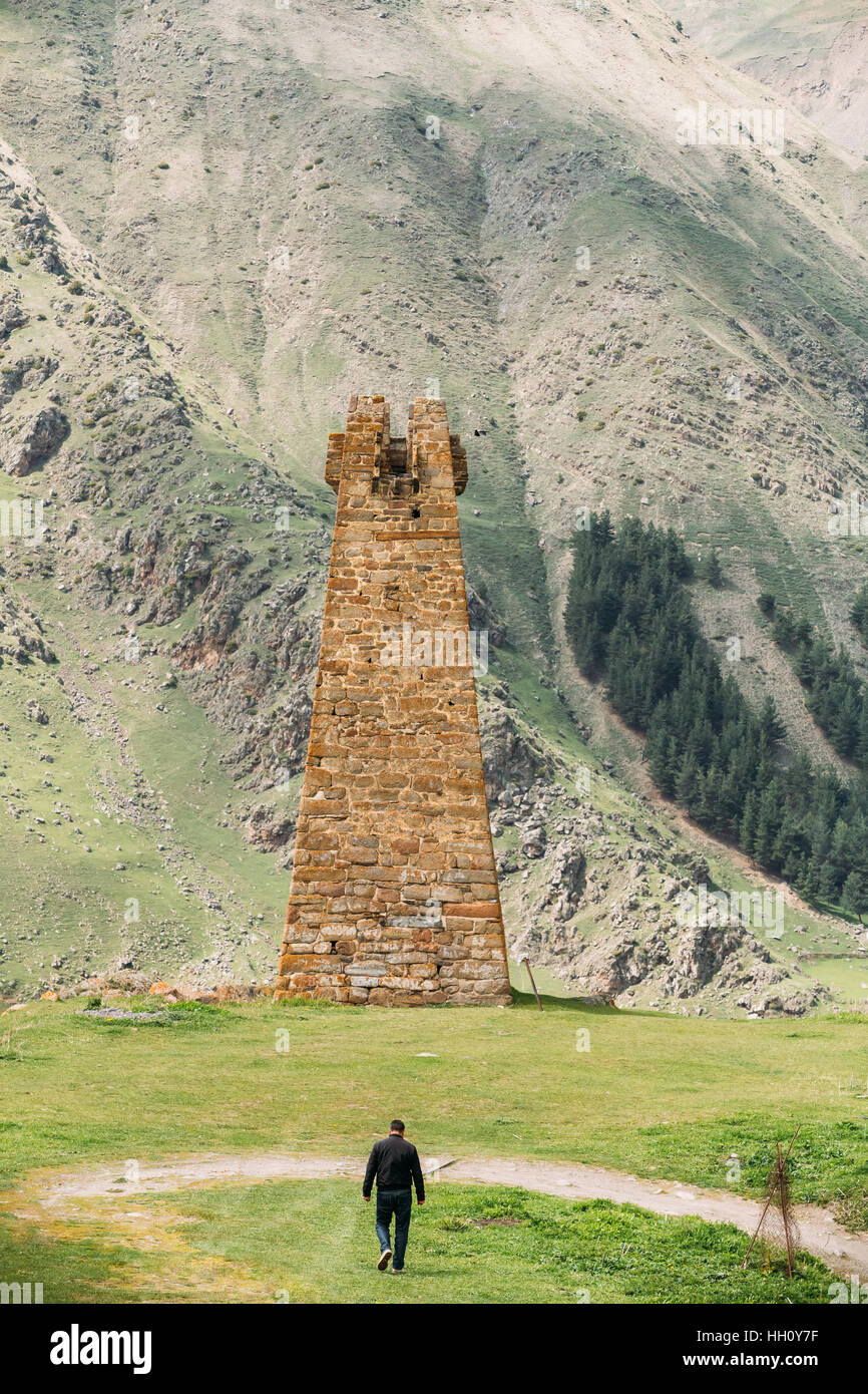 Ancienne Vieille Tour en pierre sur fond de montagne dans Village Sioni, Kazbegi district, région de Mtskheta-Mtianeti, Géorgie. Printemps ou Été. Fa Banque D'Images