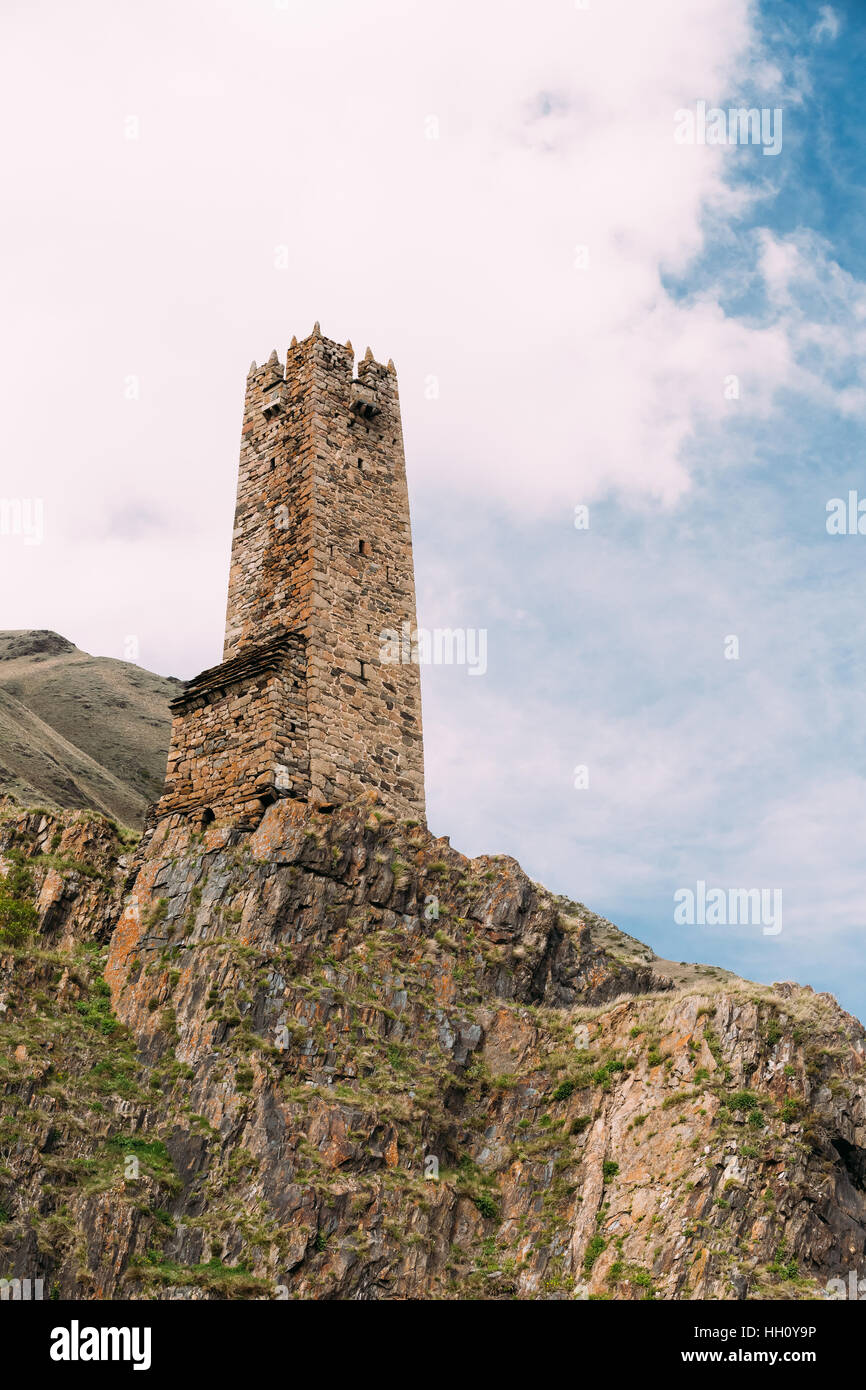 Ancienne Vieille Tour en pierre sur le fond de ciel dans Pansheti Village, Kazbegi district, Mtskheta-mtianeti Région, la Géorgie. Printemps ou Été. Famo Banque D'Images