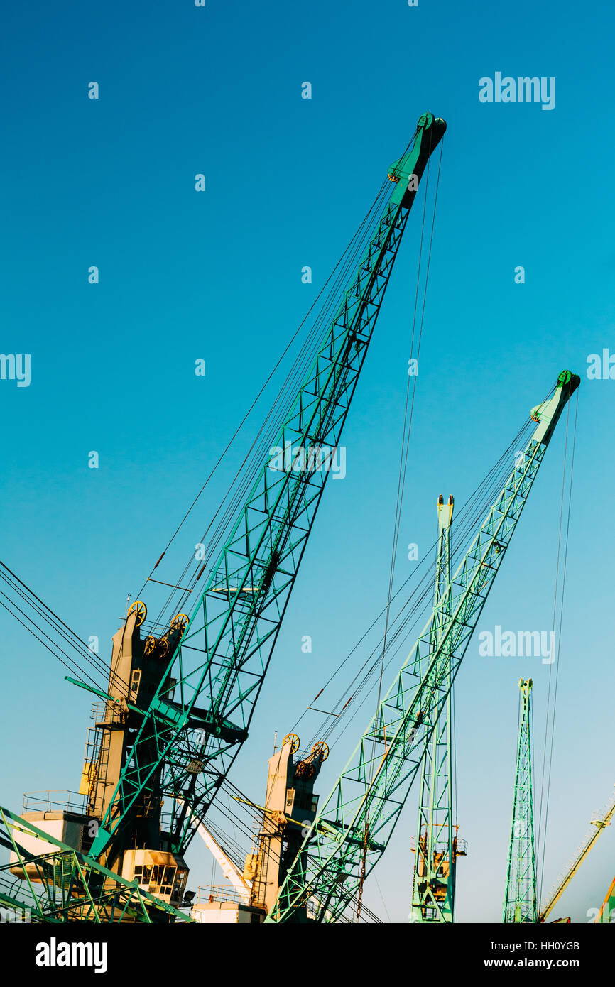 Les anciennes Grues à Port Dock sur fond de ciel bleu ensoleillé. Coucher et au lever du soleil. Banque D'Images