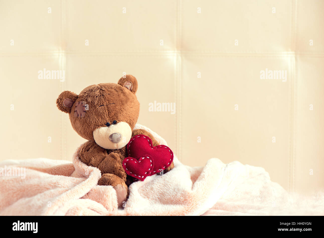 Ours en peluche avec coeur rouge, copy space, vintage retro teinte - la Saint-Valentin, l'amour, la bonté concept Banque D'Images