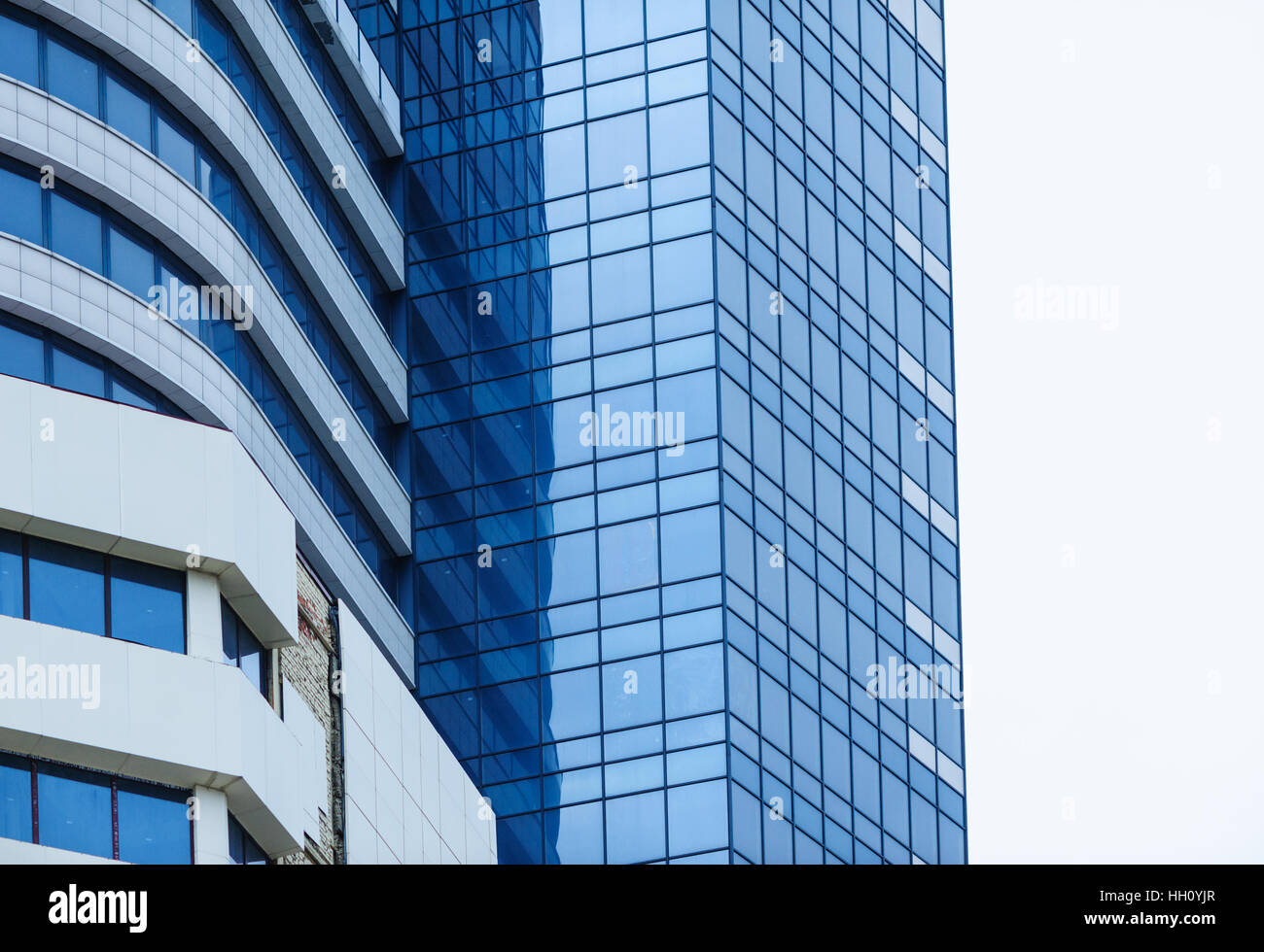 Le verre des tours d'immeuble de bureaux sur un fond du ciel Banque D'Images