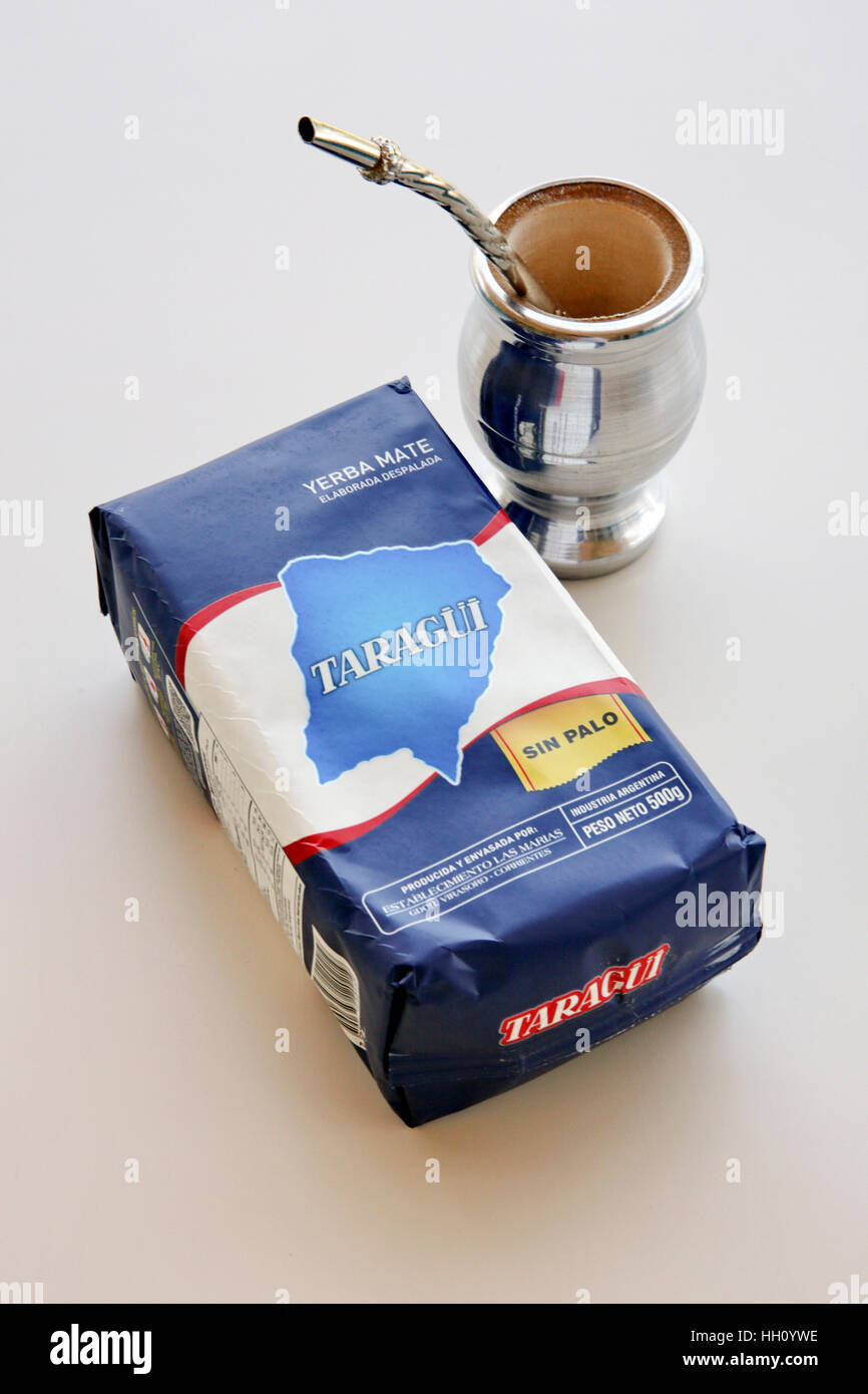 Thé mate et tasse d'argent et de la paille Banque D'Images